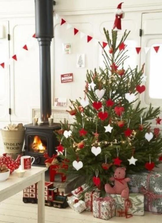 Joulukoristeiden ideoita puna -valko -koristeltu joulukuusi