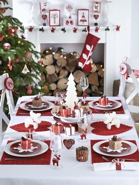 Joulukoristeita punaisella ja valkoisella juhla -ruokapöydällä
