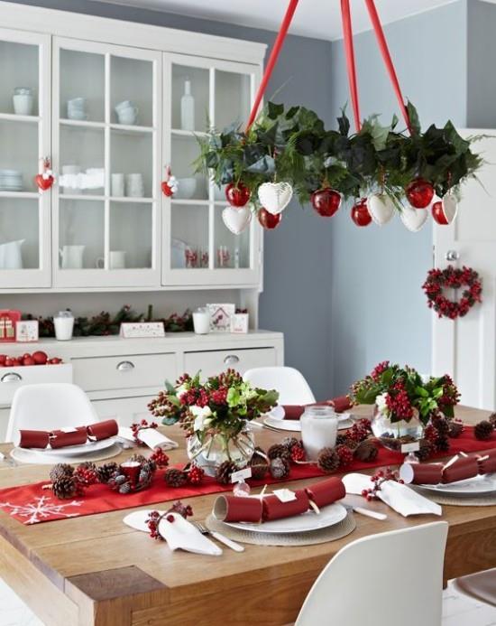 Joulukoristeiden ideoita punaisella ja valkoisella juhlallisesti katetulla pöydän punaisella pöydän juoksijalla