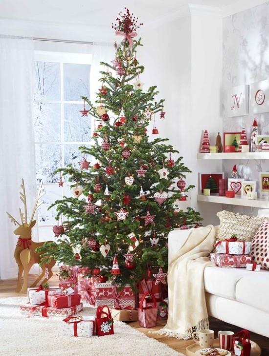 Joulukoristeiden ideoita punaisena ja valkoisena kauniisti koristeltu joulukuusi