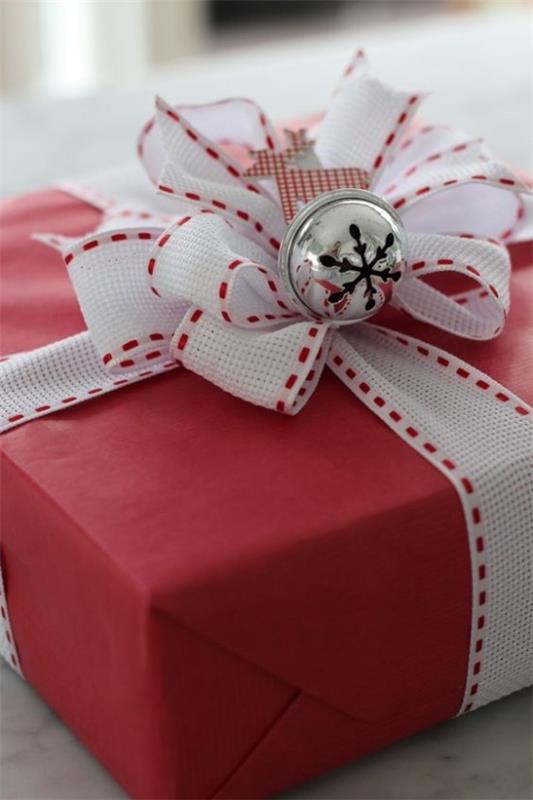 Joulukoristeiden ideoita punaisena ja valkoisena kauniisti kääritty lahja punainen paperi valkoinen jousi
