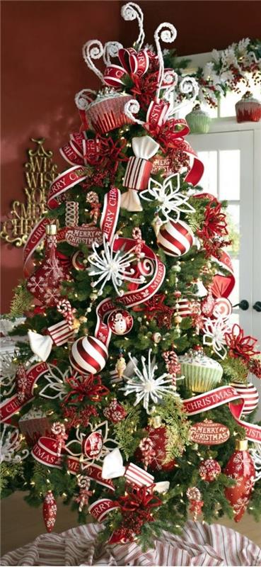 Joulukoristeiden ideoita punaisena ja valkoisena kauniina rehevänä joulukuusi koristeena