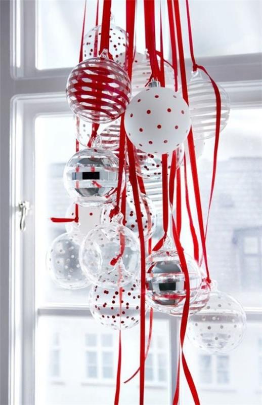 Joulukoristeiden ideoita punaisena ja valkoisena monia joulupallojen seppeleitä ikkunan edessä