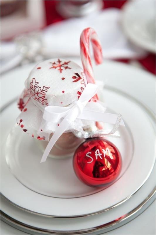 Joulukoristeiden ideoita punaisissa ja valkoisissa valkoisissa astioissa punainen pallo karkkia