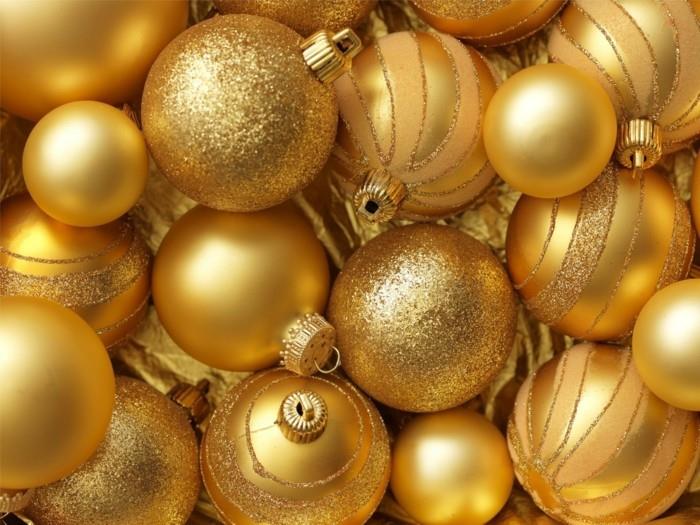 Joulukoristeita kultaisilla palloilla