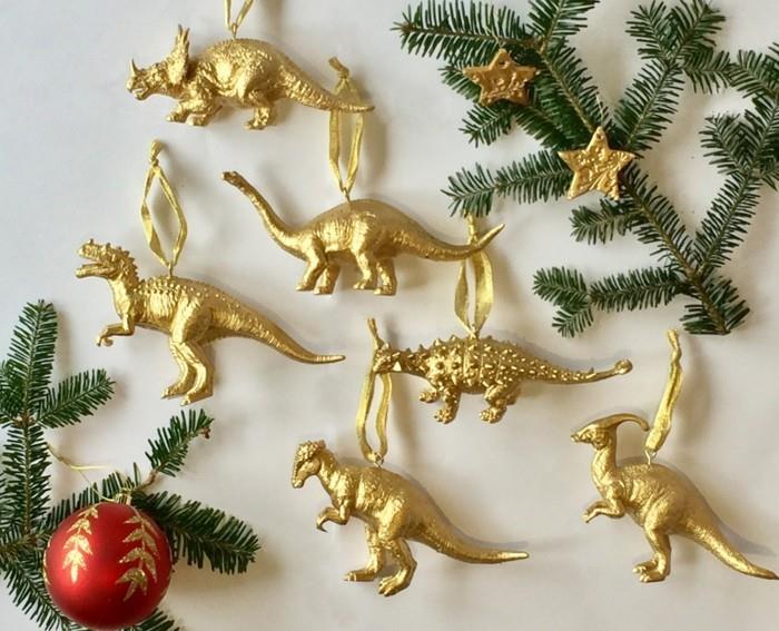 Ideoita joulukoristeisiin kultaisella männynkäpy dinosauruksella