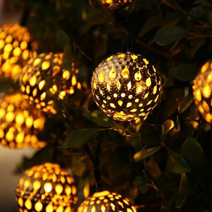 Joulukoristeiden ideoita kullanväristen jouluvalojen puun kanssa