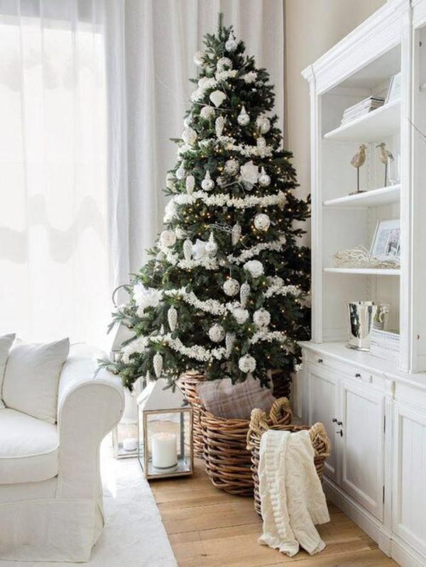 Joulukoristeita maalaistyylinen joulukuusi kori puulattia kirkkaat huonekalut