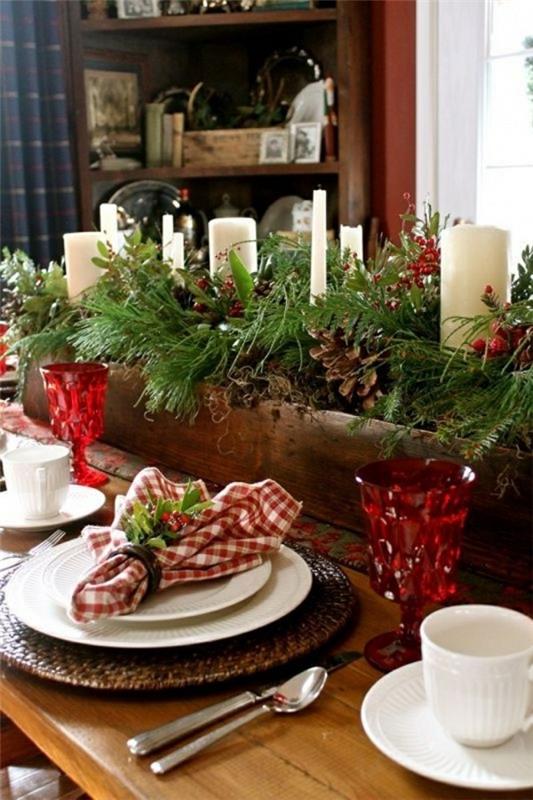 Joulukoristeita maalaistyylisille juhlapöytäideoille pöytäkoristeita vihreä punainen
