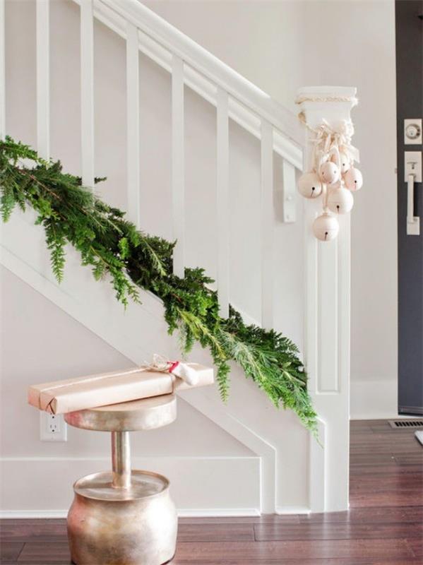Joulukoristeinen maalaistyylinen portaikko koristaa käytävän sisustusideoita