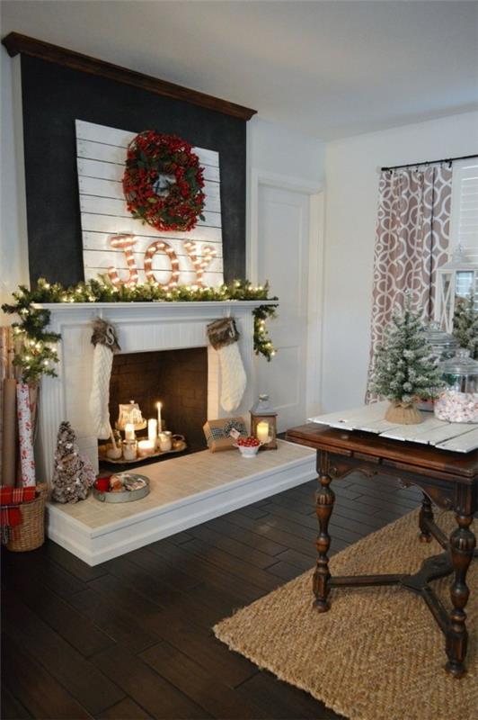 Joulukoristeita maalaistyylisessä olohuoneen takassa koristavat tummat lattiat