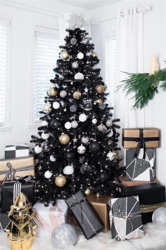 Joulukoristeita kulta ja musta joulukuusi valkokulta ja mustat koristeet käärittyjä lahjoja