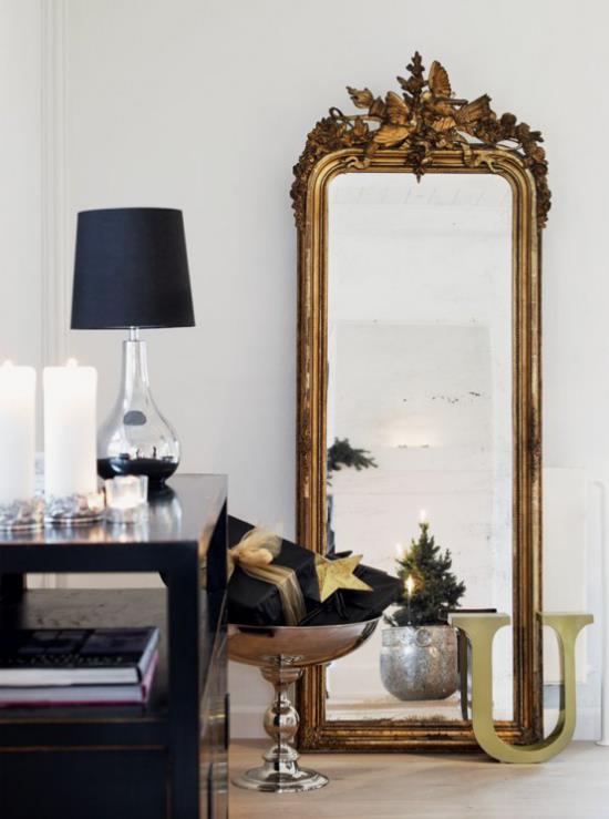 Joulukoristeet kulta ja musta kohtuullisesti koristeltu suuri peili lipasto vasemmalle