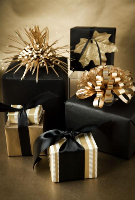 Joulukoristeet kultaa ja mustaa, pienet koriste -esineet, kauniisti pakatut lahjat, loistava koristeellinen vaikutus