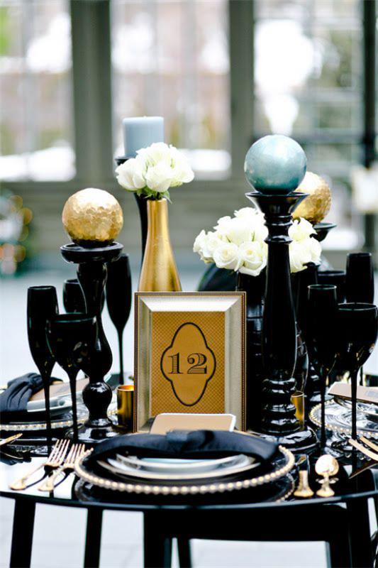 Joulukoristeet kultaa ja mustaa, kauniisti koristeltu juhlapöytä, upea ilme