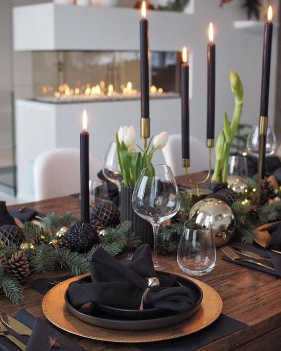 Joulukoristeet kultaa ja mustaa, kauniisti sisustettu, juhlapöytä juhlallisuuteen ja hienostuneisuuteen