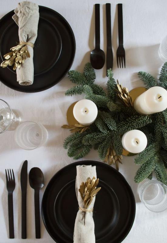 Joulukoristeet kultaa ja mustaa kauniisti sisustettua juhlapöytää loiston ja hienostuneisuuden juhliin
