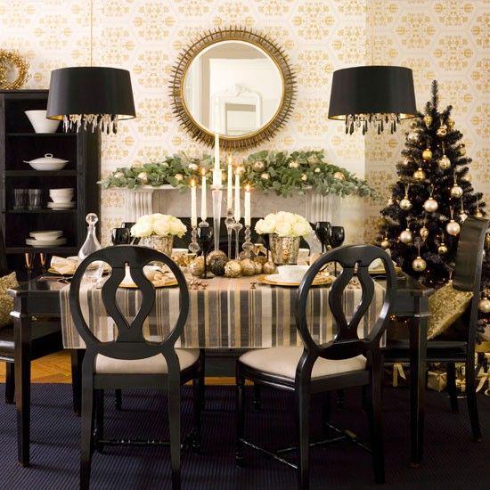 Joulukoristeet kulta ja musta kauniisti asetettu, ylellisesti sisustettu ruokapöytä wow vaikutus