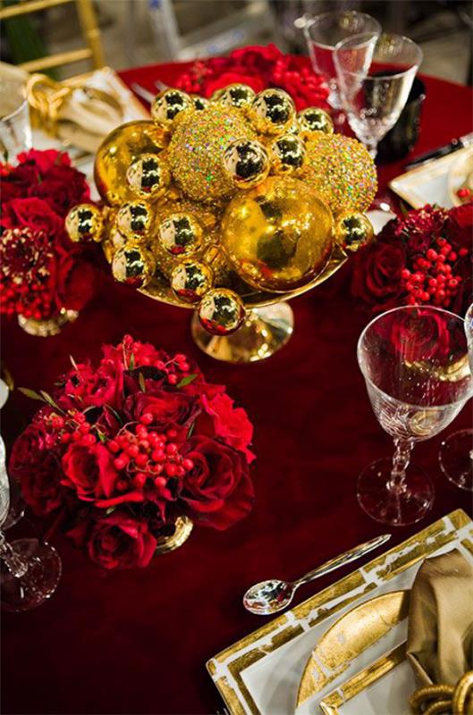 Joulukoristeet punaisella ja kullalla Pöytäkoriste klassisesti ylellinen, silmiinpistävän tyylikäs