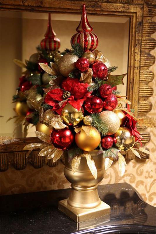 Joulukoristeet punaisella ja kullalla vastustamaton väriyhdistelmä koristemaljakko käytävällä ylellisesti koristeltu jouluun
