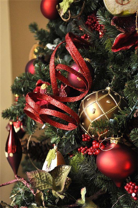Joulukoristeet punaisella ja kullalla klassiset joulukuusenkoristeet pallot riipukset seppeleet jouset