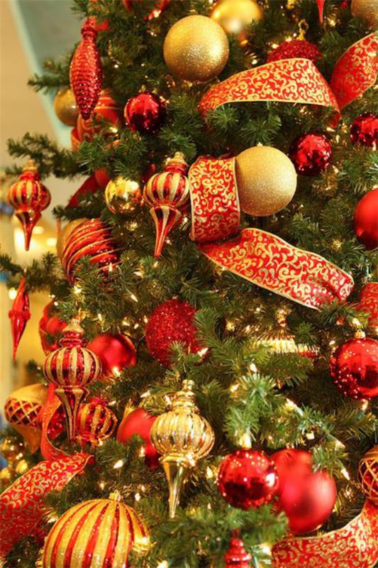 Joulukoristeet punaisella ja kullalla kauniit joulukuusenkoristeet suuret jousipallot riipukset seppeleet kultaisia ​​aksentteja