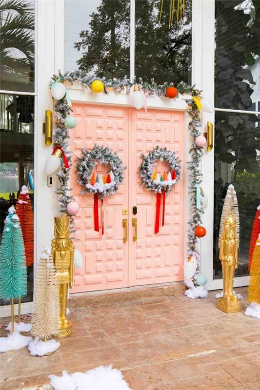 Joulukoristeita kotiovellesi - ideoita ja vinkkejä juhlallisempaan tunnelmaan vaaleanpunaiset ovien koristeluideat seppeleen seppele