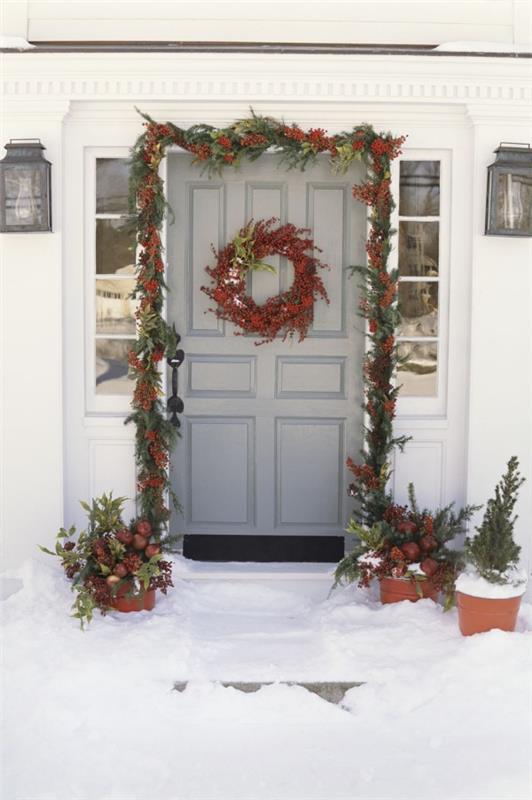 Joulukoristeita kotiovellesi - ideoita ja vinkkejä juhlallisempaan tunnelmaan lumi koriste punainen vihreä klassikko