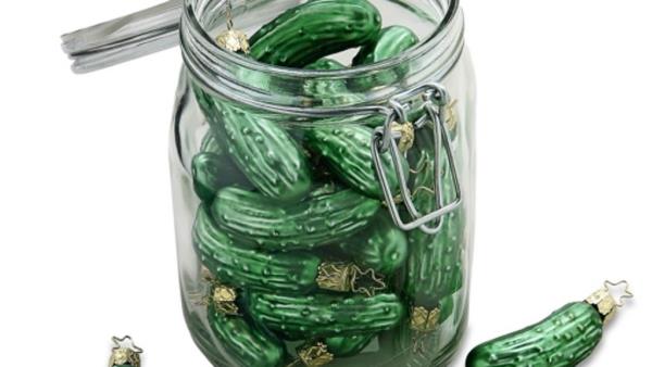 Joulu kurkku Joulukoristeet lasista kurkun muotoisia monia vihreitä kurkkuja lasissa