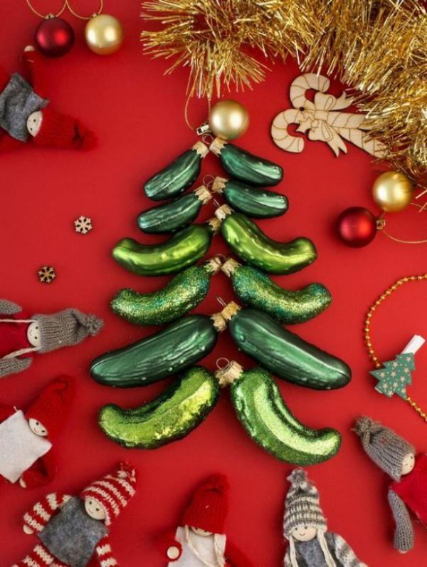 Joulukurkku Kuusen muotoiset joulukoristeet järjestivät kauniita koristeita vihreillä lasikurkilla