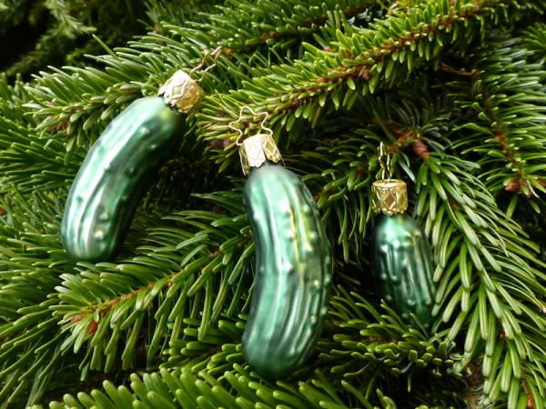 Joulukurkin vihreät lasikoristeet kurkun muotoisina piilossa kuusen oksien välissä