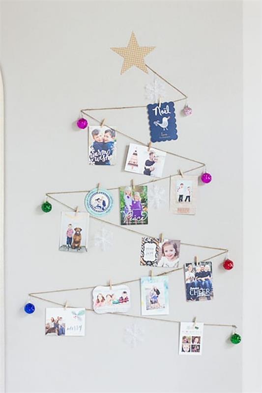 Joulukortit juuttilanka joulukuusen muodossa ripustavat siihen onnittelukortit