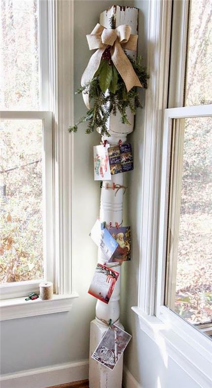 Kiinnitä joulukortit puupilariin, jossa on kuusenvihreä ja jousi