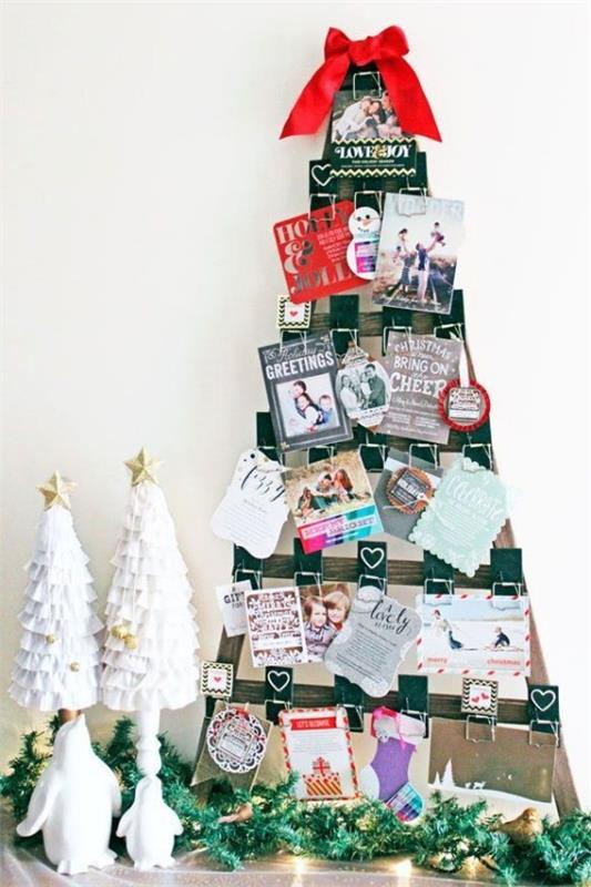 Joulukortit, joissa hiirenloukut on kiinnitetty kauniiseen joulukuusen koristeluun