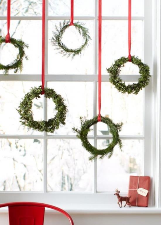 Jouluseppele kauniita koristeita ikkunan ovien seinäkoristeisiin