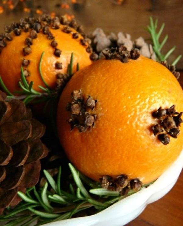 Tee joulukoristeita, koristele appelsiineja neilikan silmukoilla