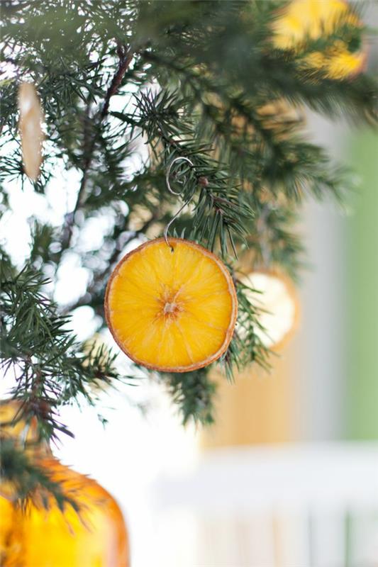 Joulukoristeet houkuttelevat appelsiininkuorten joulukoristeita