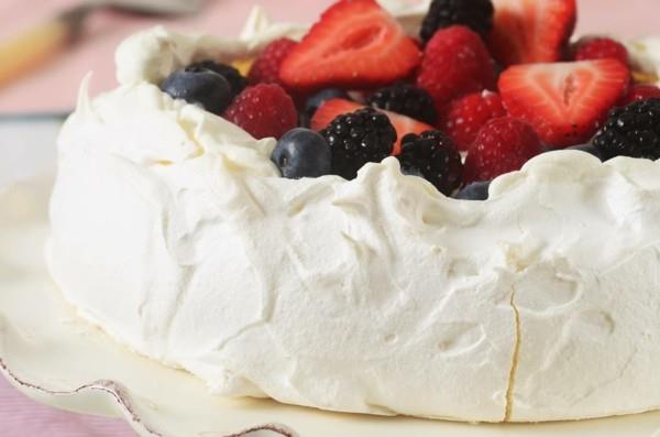Joulumakeiset Pavlova hedelmillä Joulukakku