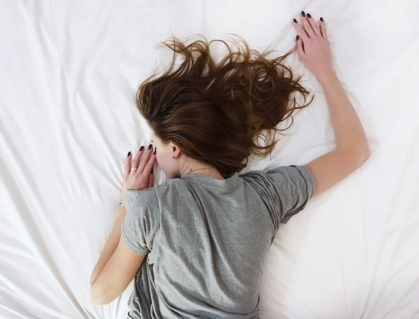 Mikä on paras nukkumisasento sinulle? Edut, haitat ja vinkit vatsan ratapölkyt