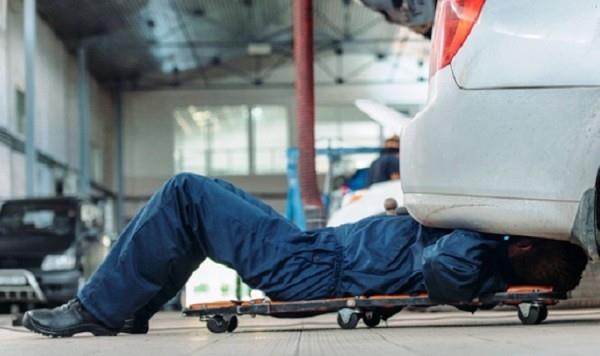 Työpajatarvikkeet ja myynninedistämistarvikkeet menestyksekkäälle modernille autokorjaamolle. Työpöytä soittimilla