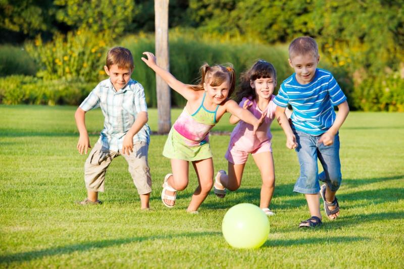Kuinka lapset voivat laihtua leikkiä ulkona