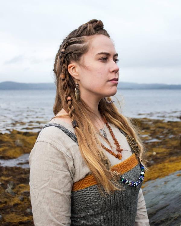 Viikinkikampaukset naisille ja miehille, jotka ovat saaneet inspiraationsa pohjoismaisen kulttuurin aitoista vaatteista ja kampausnaisista
