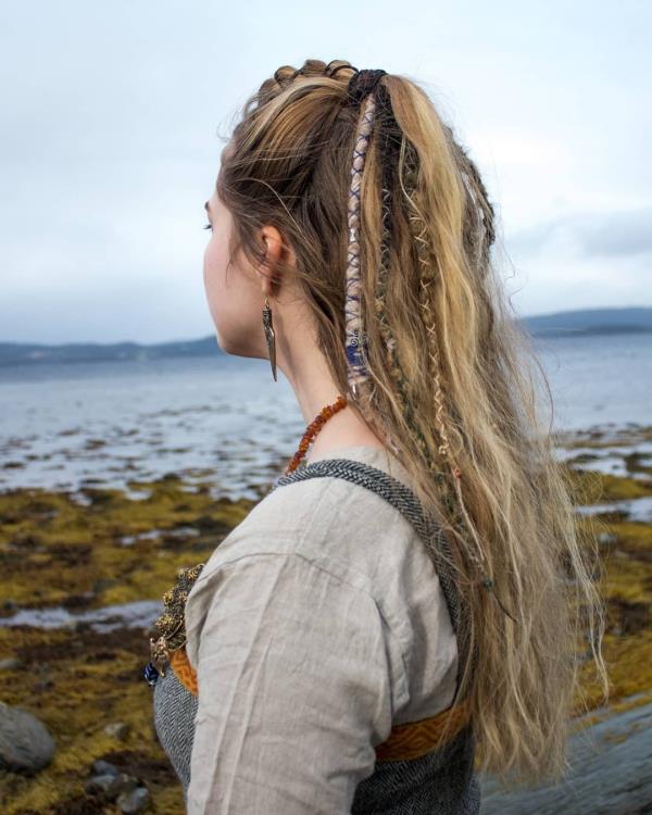 Viking -kampaukset naisille ja miehille, jotka ovat innoittaneet pohjoismaisen kulttuurin yksityiskohdista hiuksissa