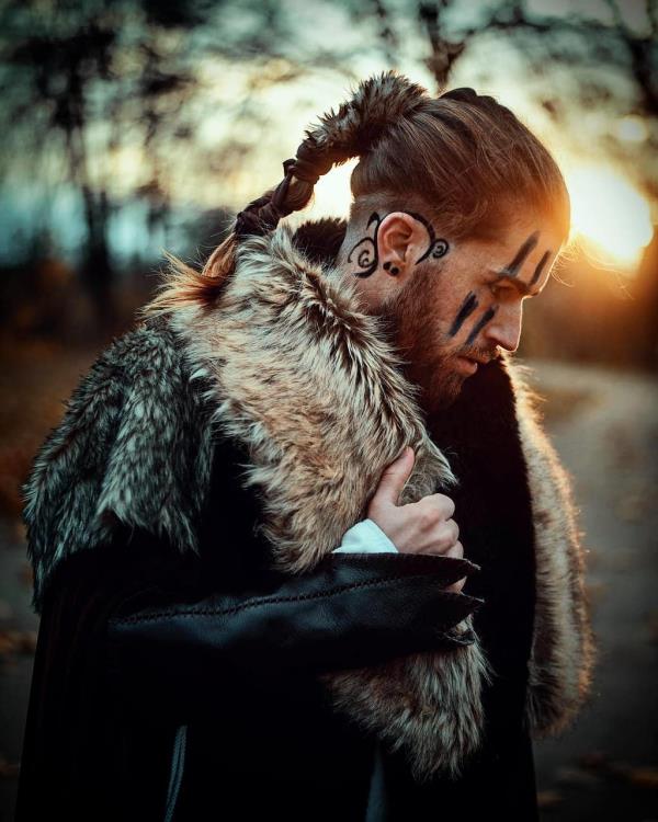 Viking -kampaukset naisille ja miehille, innoittamana pohjoismaisen kulttuurin miesten kampauksesta poninhäntäpunoksella