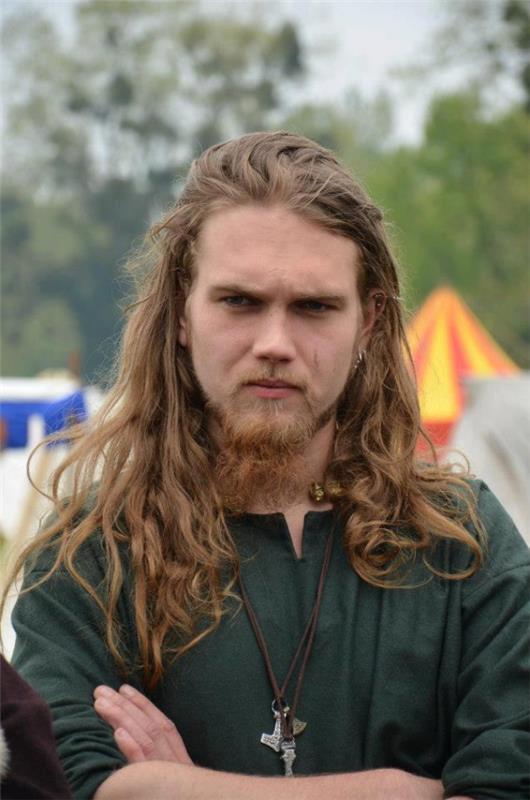 Viking -kampaukset naisille ja miehille, pohjoismaisen kulttuurin innoittamana pitkät vaaleat hiukset