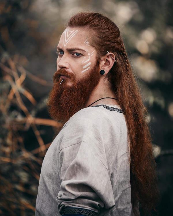 Viikinkikampaukset naisille ja miehille, pohjoismaisen kulttuurin innoittamana pitkät hiukset parta punainen historiallisesti totta
