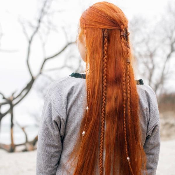 Viikinkikampaukset naisille ja miehille, pohjoismaisen kulttuurin innoittamana punaiset hiukset ja pitkät punokset