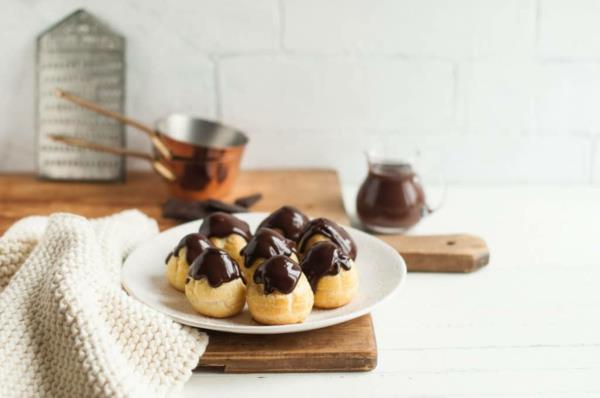 Kermapuffien resepti Profiteroles -makeat leivonnaiset Pääsiäisen jälkiruokaideat