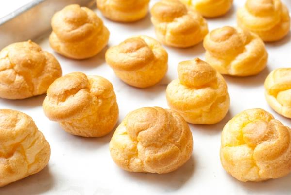 Kermapuffien resepti Profiteroles leipoo makeita leivonnaisia