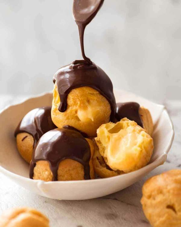 Kermapuffien resepti Profiteroles -makeat leivonnaiset